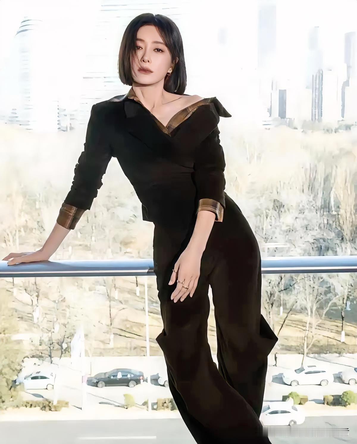 秦岚46了，已经和魏大勋同居两年了。但她的婚姻信条是一切随缘狗仔拍到