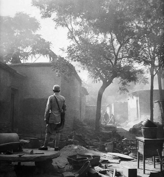 1943年，新四军精英战士沈保民，正在护送首长转移，不料误进伪军的巢穴。沈保民让