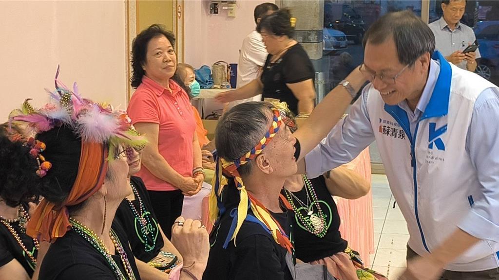 屏东县长选战庙口对决！周春米开唱政绩苏清泉攻高龄福利屏东县长选战升温，蓝绿4