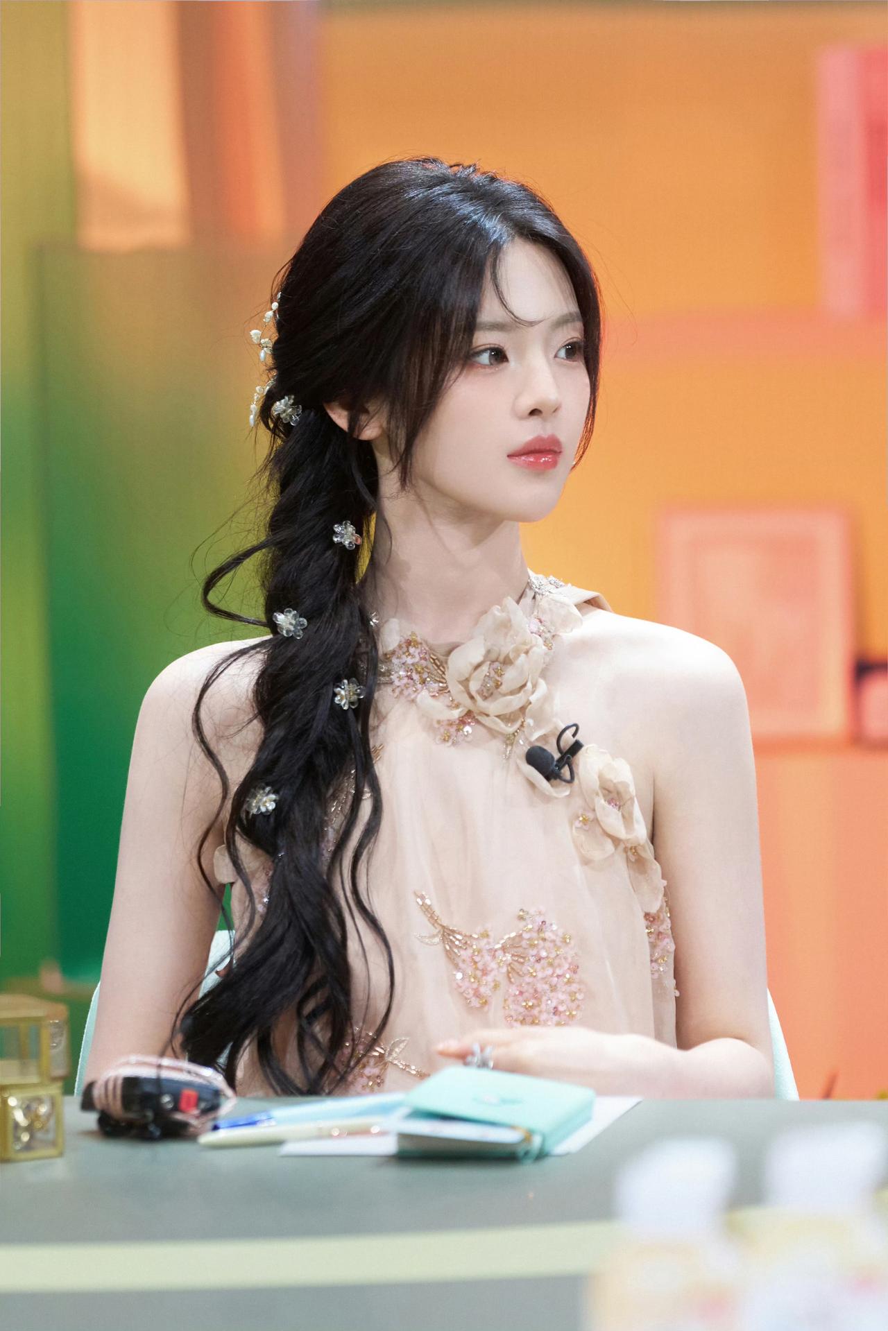 杨超越碎花挂脖造型✨侧麻花辫，温柔灵动的花间少女