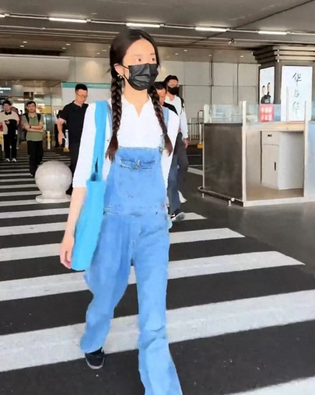 黄磊老师的女儿黄多多才刚回国不久，又被媒体拍到在六月九号这天现身机场。而这次的新
