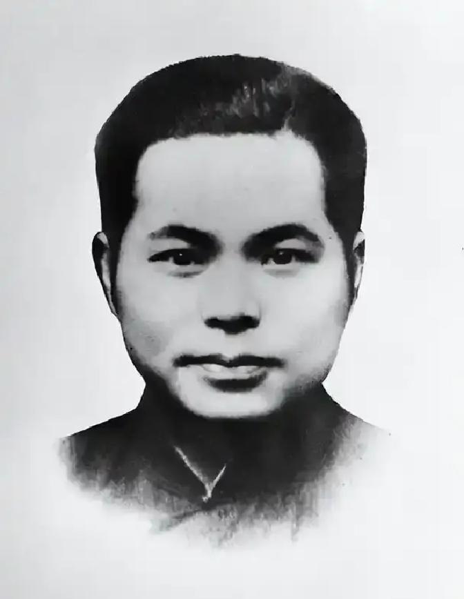 1946年，国军少将趁着夜色，闯进了一个地下党员家里，他用枪顶着地下党员的脑袋，