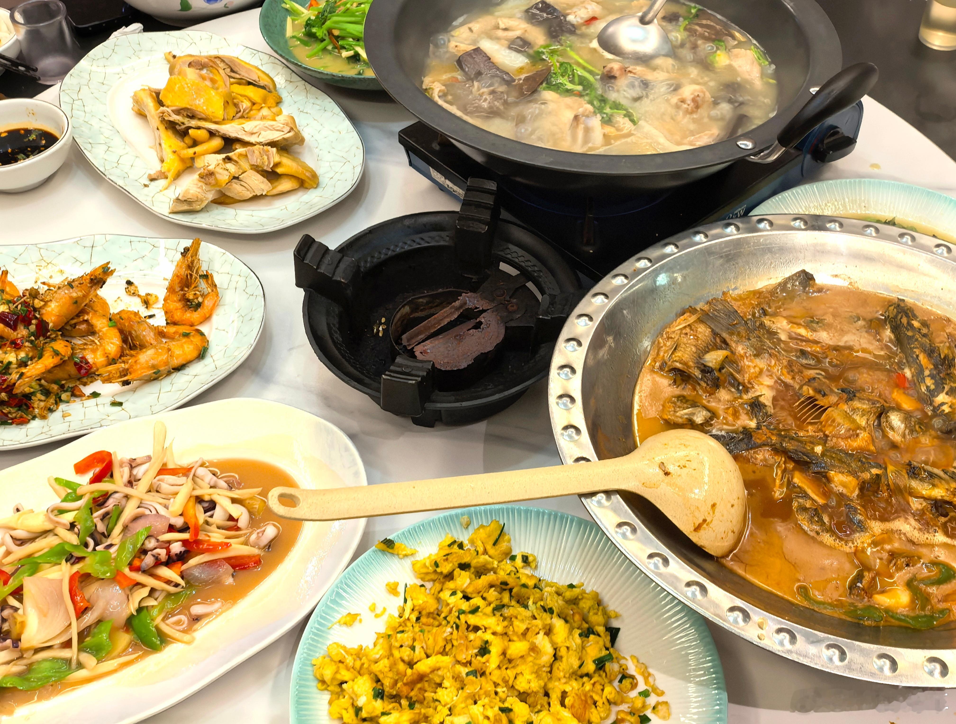 和小伙伴一起吃的一餐，白切鸡，鱼汤、羊杂汤都可太香了啊，土鸡白切鸡，鱼汤很鲜，羊