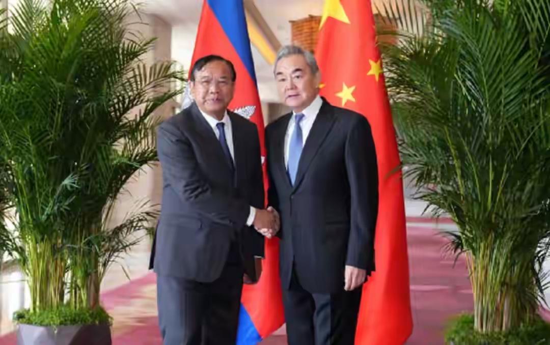 泰柬停火次日，中方2000万援助火速抵达！王毅当面提两大要求，格局彻底拉开