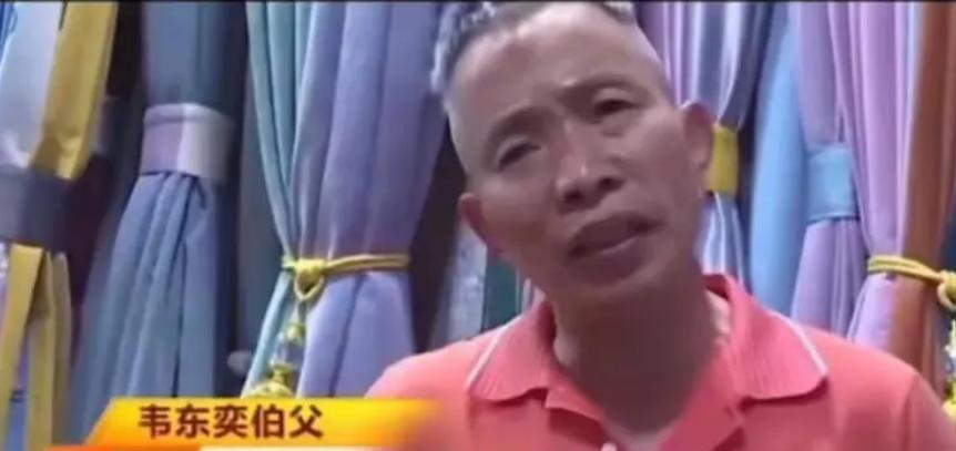 韦东奕大伯出来辟谣了，韦神并不缺钱，只是朴素惯了，他妈妈也是一样的。有网友说韦