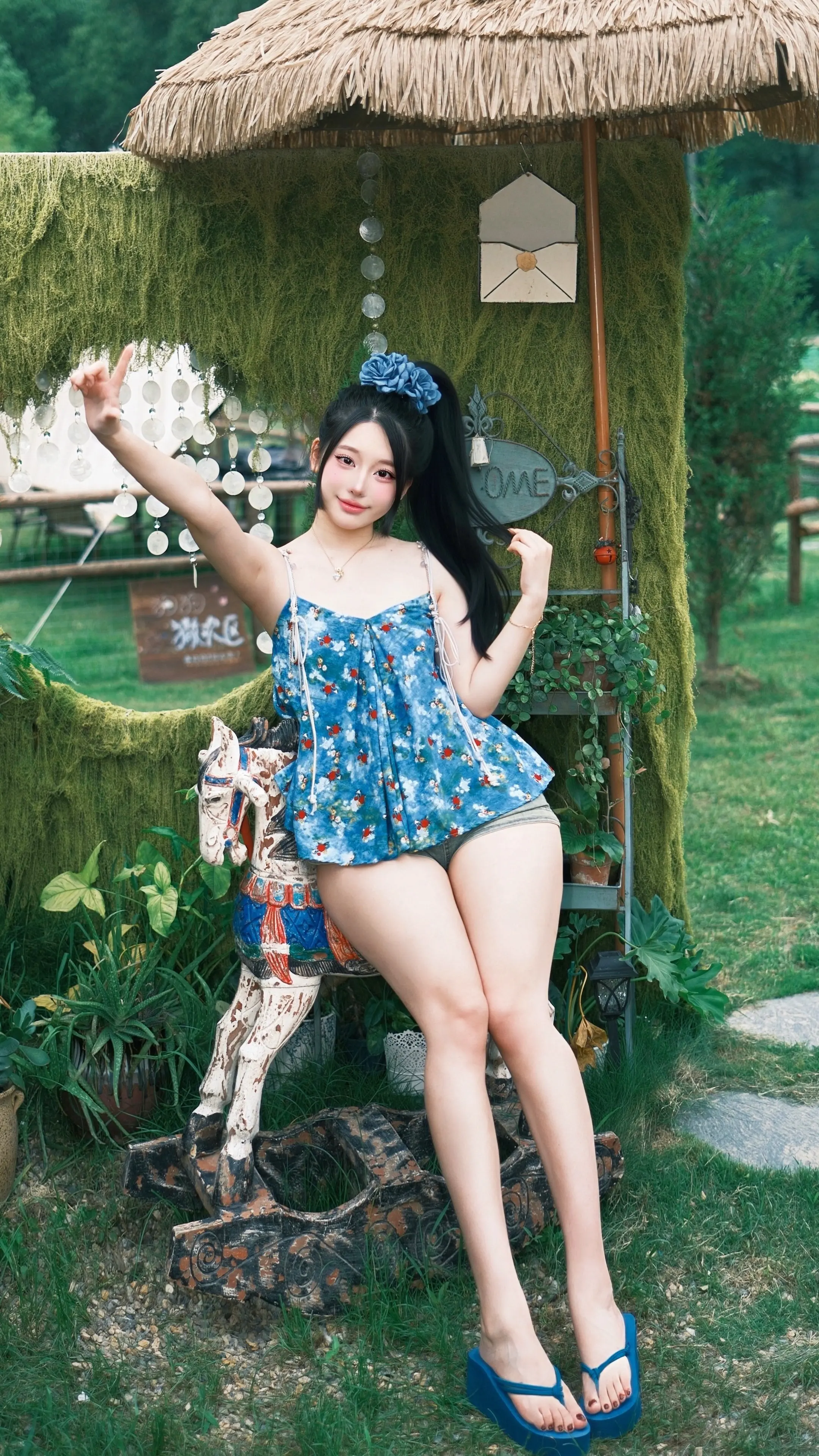 外面是耀眼的夏天。