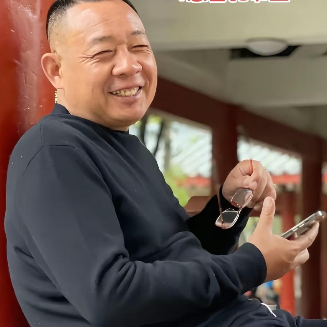 直播的时候，有人问于东来花65亿盖的房子准备卖多少钱？于东来仔细想了一下，脱