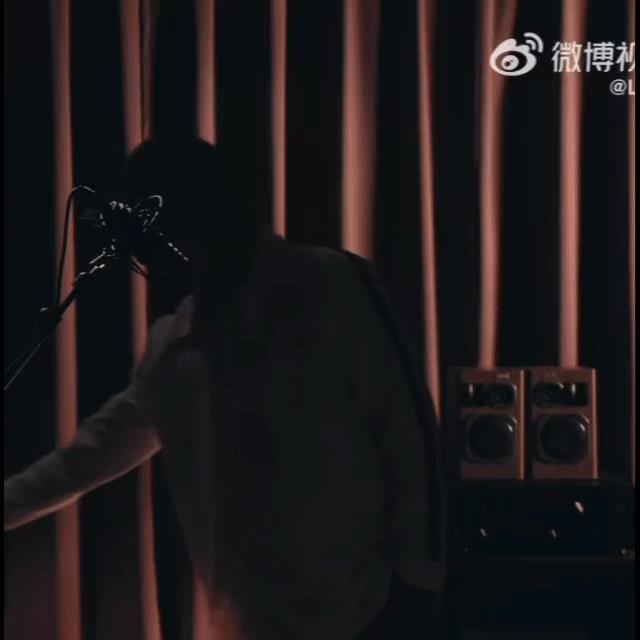 王一博最近的新物料都和录音棚有关，发现了吗？难道是有什么暗示吗？Lacoste