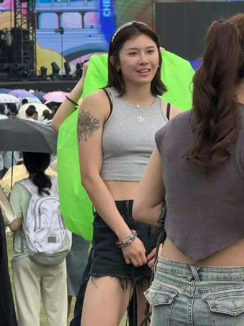 真实镜头下的吴艳妮，居然这么壮。
