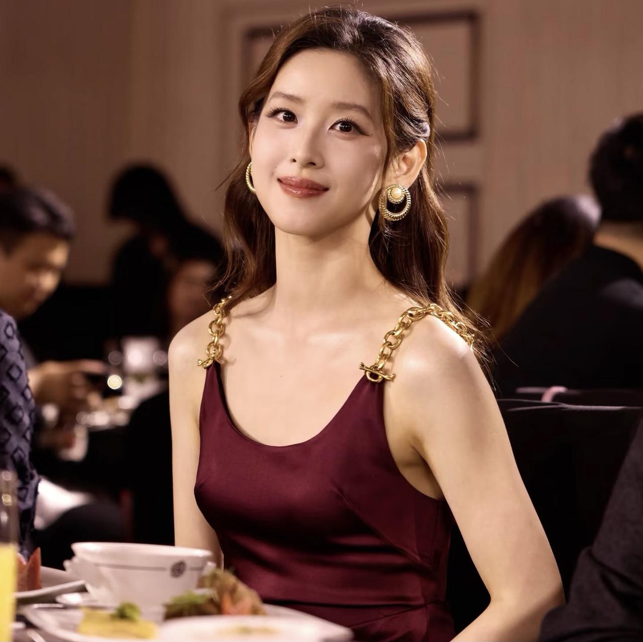 章泽天开通播客请来的第一个嘉宾就是刘嘉玲，意外的是网友最感兴趣的不是刘嘉玲，