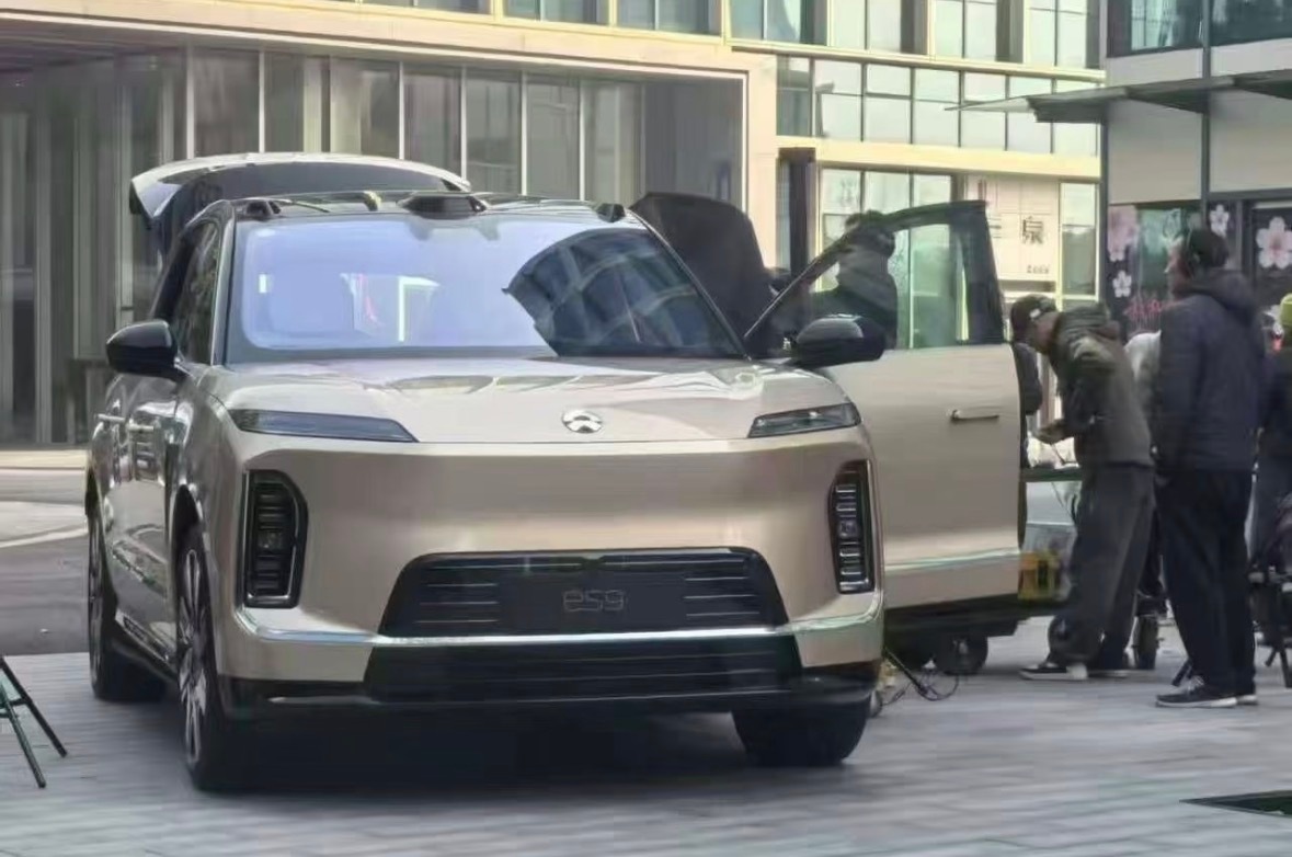 看群里，中岛版的蔚来ES9内饰被爆出来了，靠背屏实锤，方向盘也是类似ET9那种扁