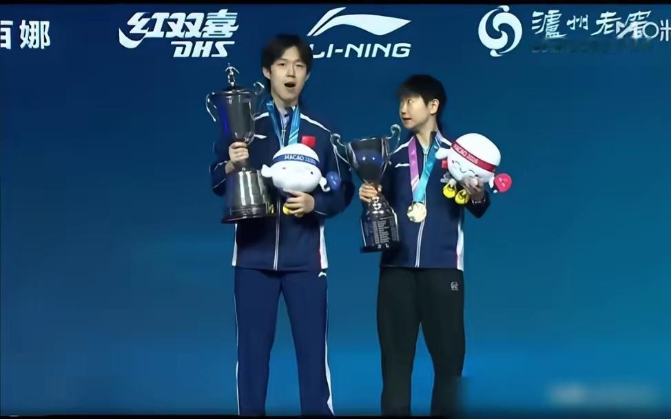 大头：莎莎。莎：啥事？大头：你知道此刻我最想说啥？莎：我哪知道啊！大