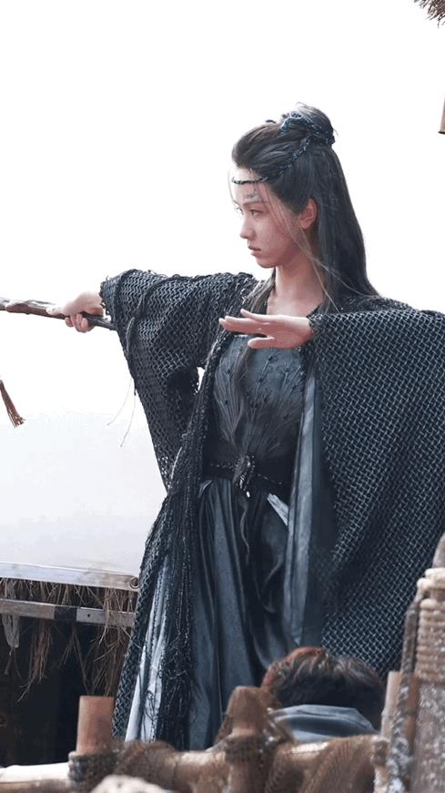 陈都灵，拍戏路透。网友辣评七旬老太出街，也不知道拍啥太干瘪了。