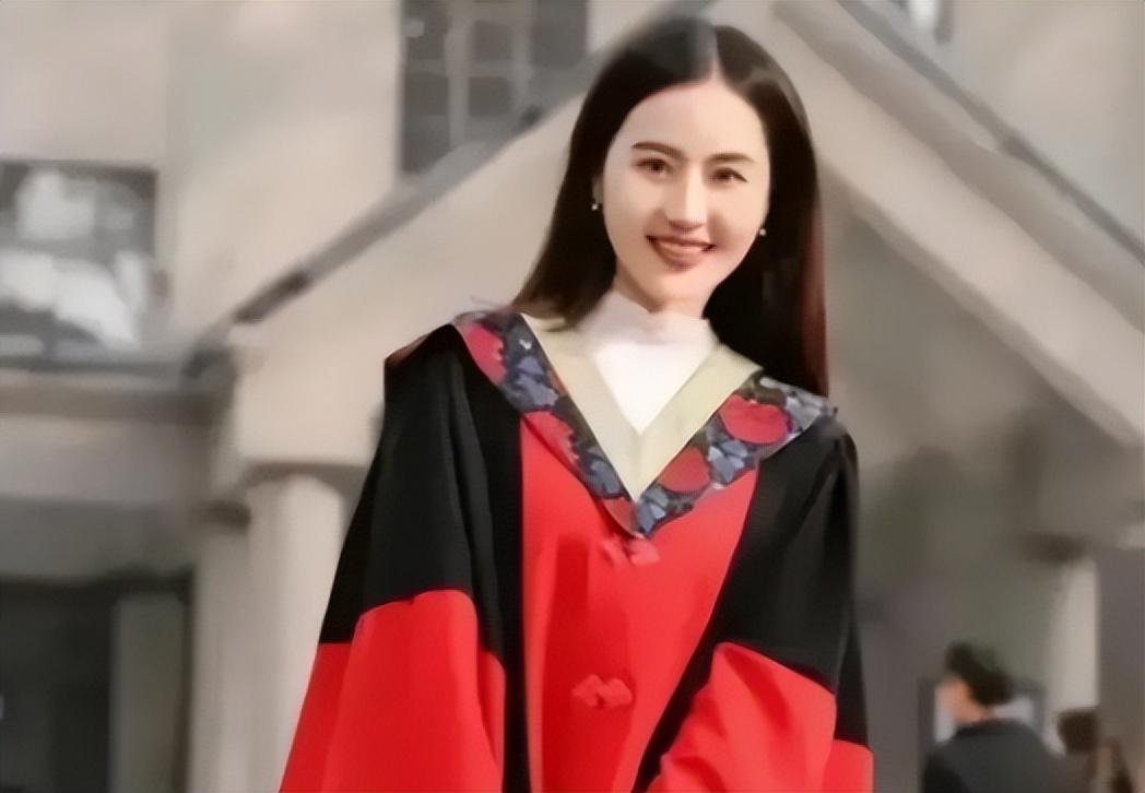北大博士，年薪百万，就因为她没结婚，大姨一句“啥时候喝喜酒”，她筷子一撂起身就