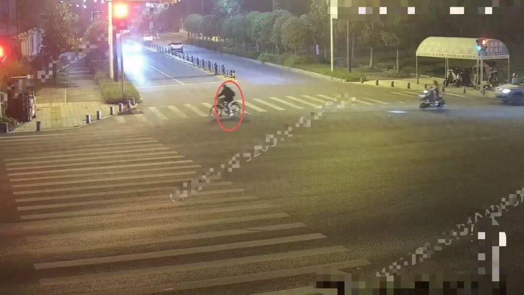 湖北武汉，一12岁男孩跟着妈妈到黄陂区地铁站送家人，想着就离开五六分钟，自行车没