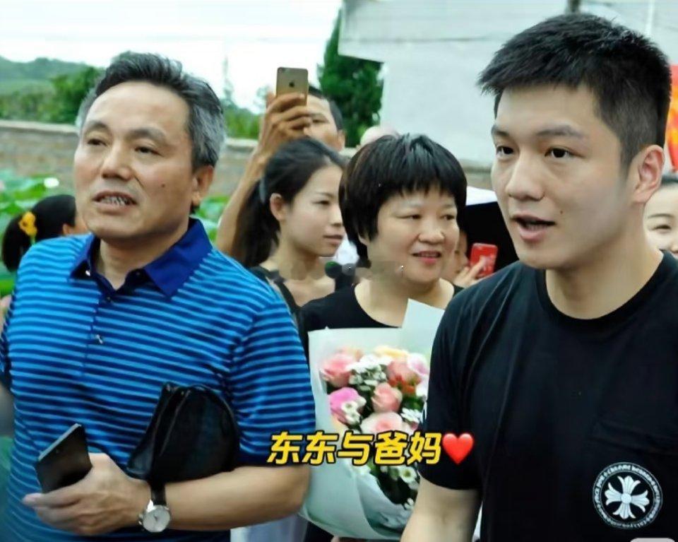 樊振东唱歌表白妈妈樊振东的优秀离不开爸妈的用心培养，今天是母亲节，愿天下所有的妈