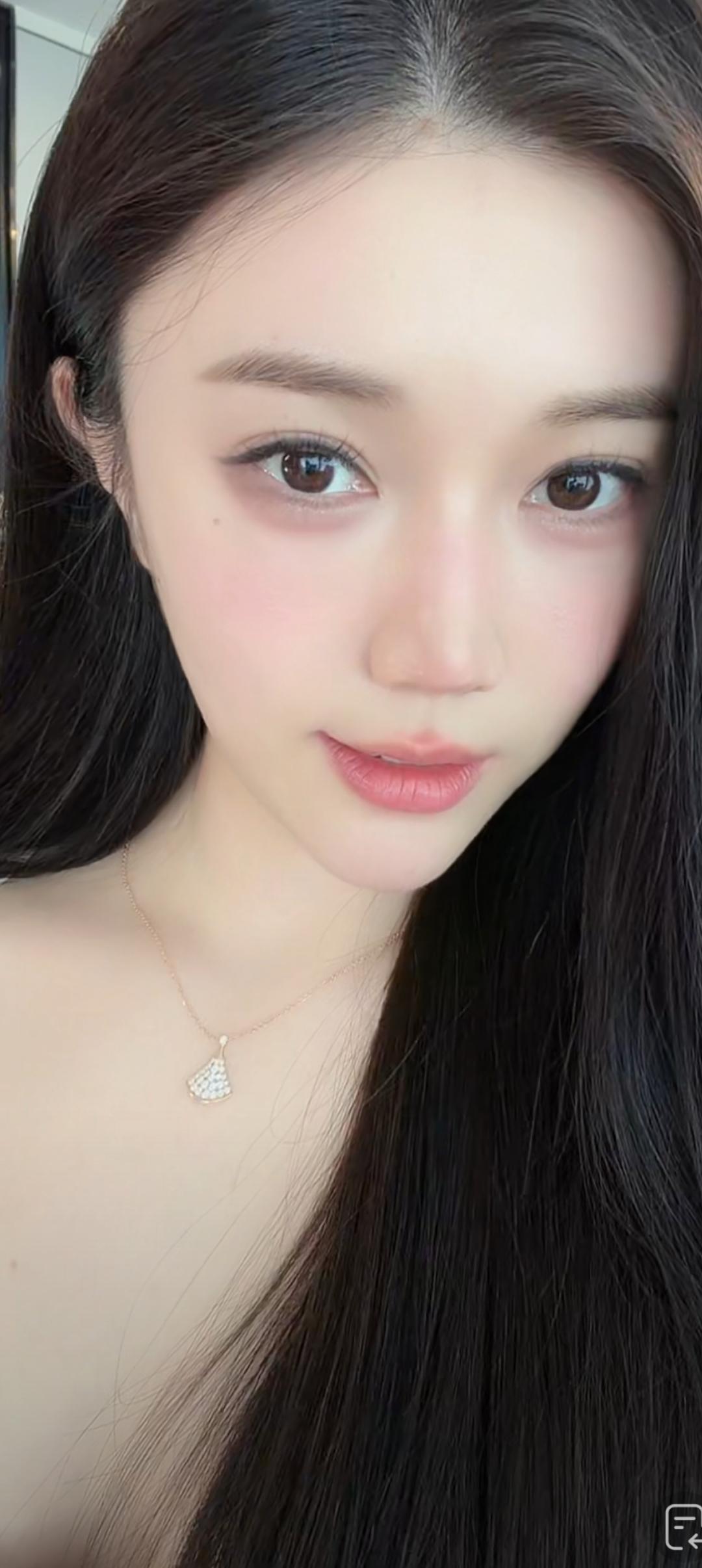 这位小姐姐真漂亮，长发配项链好好看！
