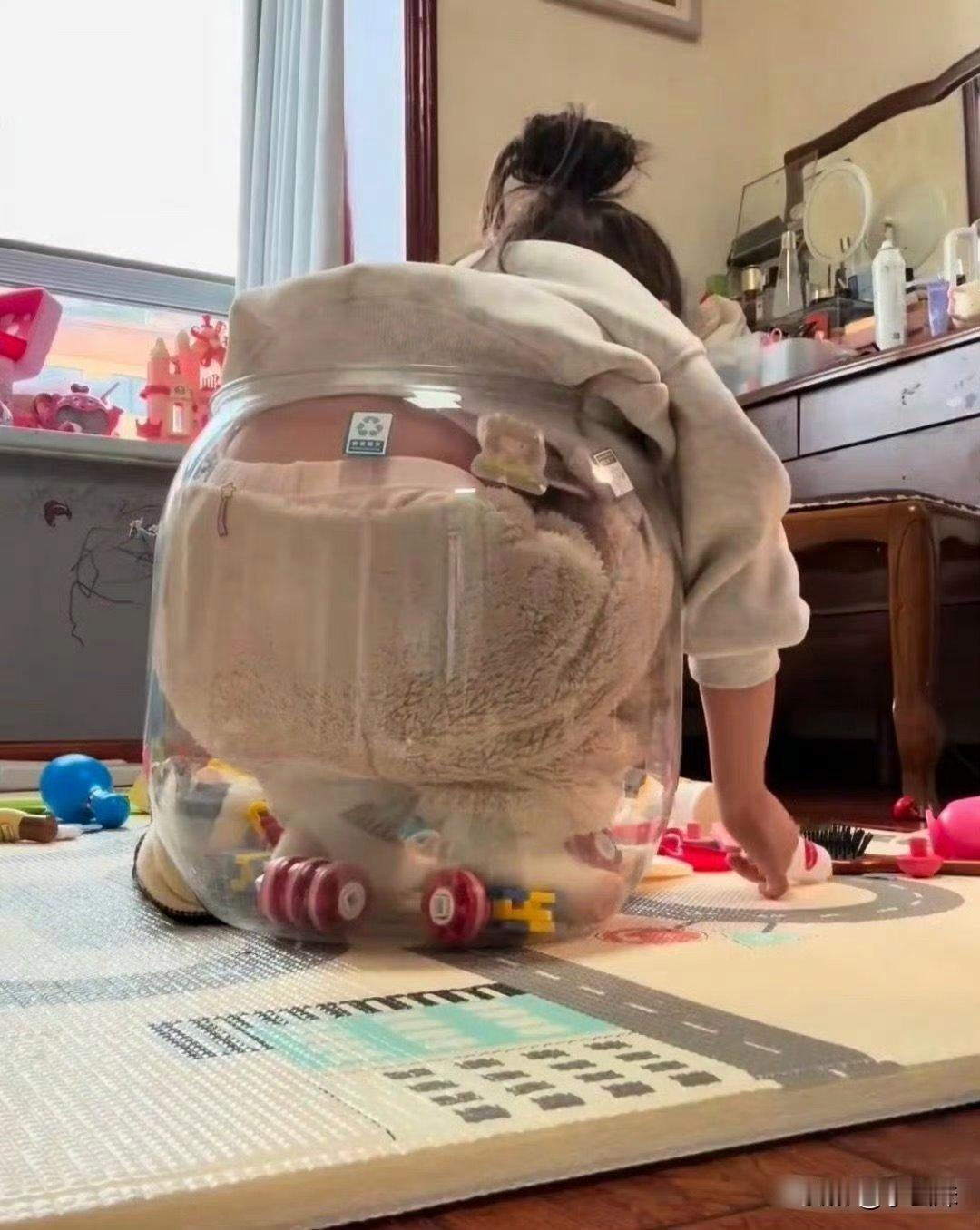 熊孩子卡在玻璃瓶里了，怎么出来？