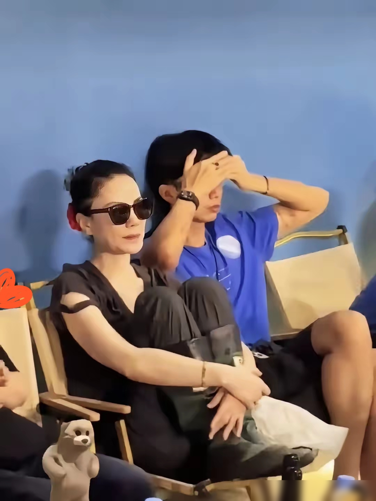 王菲看女儿演唱会被骂不雅，真相太扯了！有人跳出来指责，说王菲在阿那亚虾米音乐节脱鞋翘脚，举止不文雅，