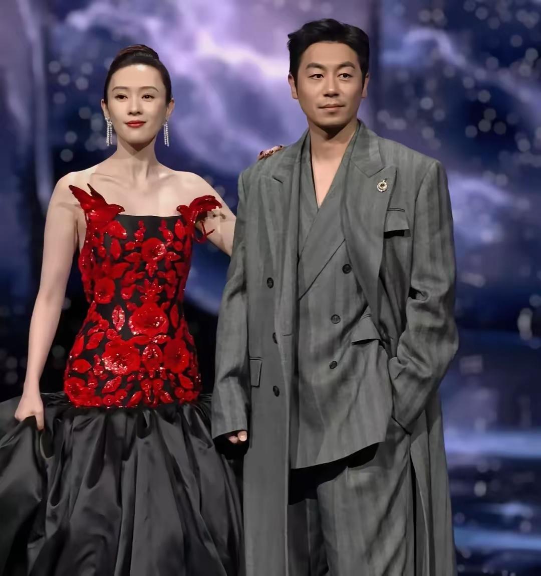 微博之夜上朱亚文虽然穿着不合体的西装和同款风衣外搭套装，看上去还是很帅很帅，帅的