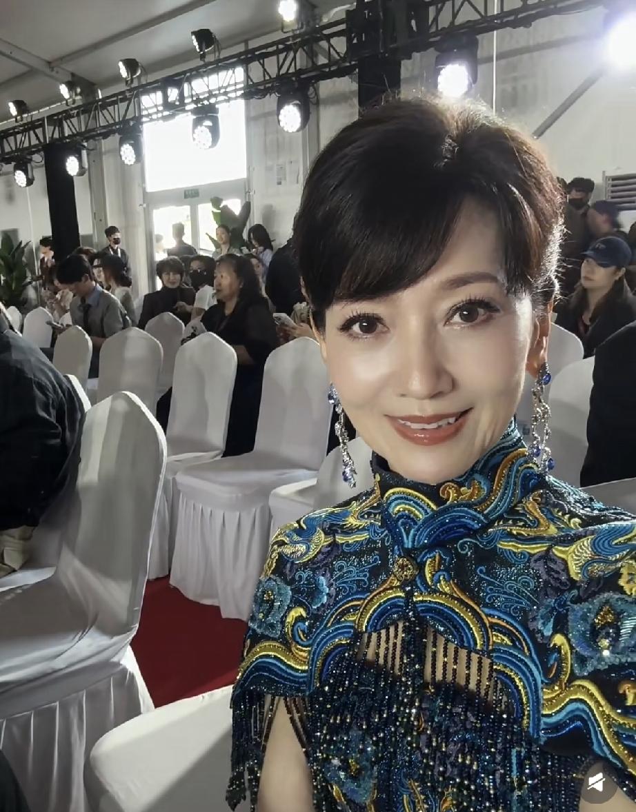 8月10日，赵雅芝现身第38届百花奖闭幕式，没什么存在感，满脸褶子坐在最边上，走