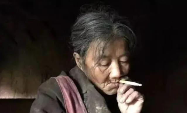 甘肃一60岁女流浪汉住破窑洞，却每天把自己收拾的整整齐齐，去垃圾场捡砖块，村民问