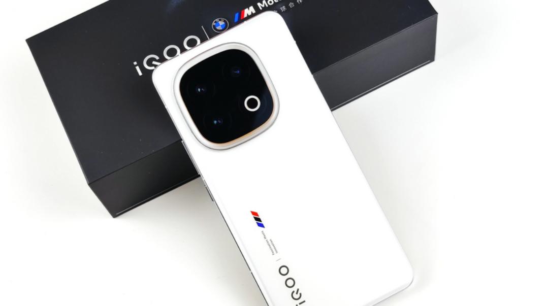 iQOO太猛了,2K屏旗舰突降至3099元,骁龙8至尊版+120W快充