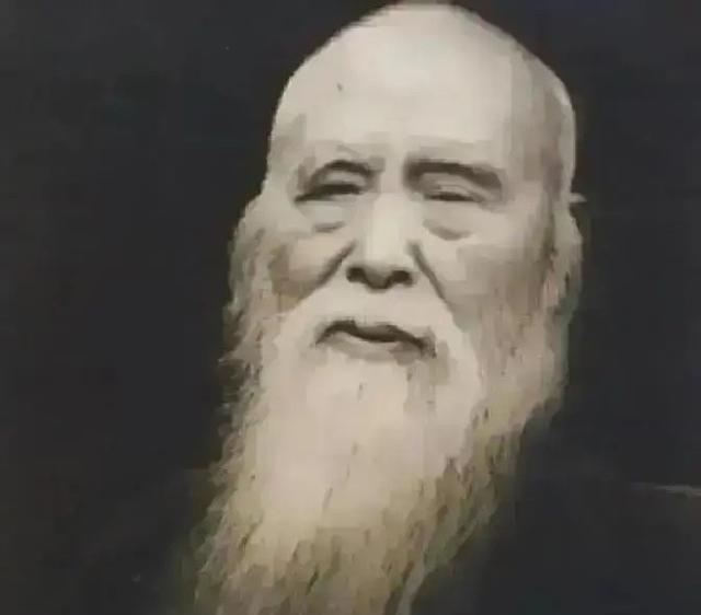 1949年，被迫赴台数月的于右任，冒险飞回重庆打算接走留守的妻女，到了家门口才得