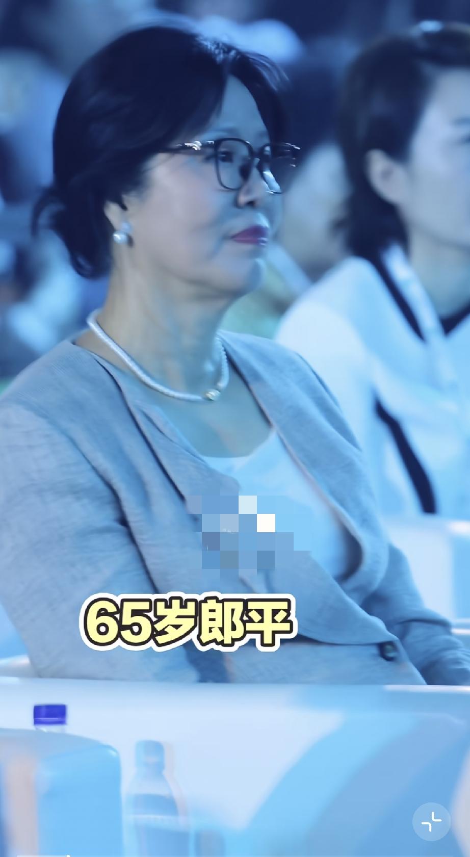 8月17日，郎平参加2026天下女人国际论坛居然化了妆，口红抹得好亮，牙齿太白了