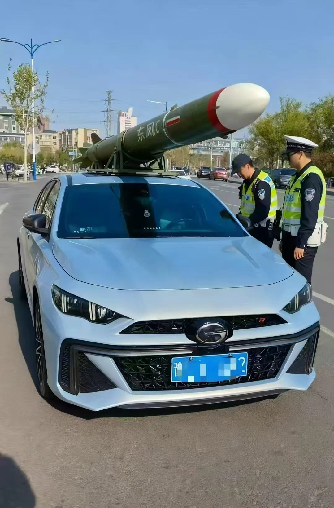 这，这是干嘛？[捂脸哭][大笑][无奈摊手][大笑][吐舌头眯眼睛笑]阅兵挺上头嘛，后劲儿还挺