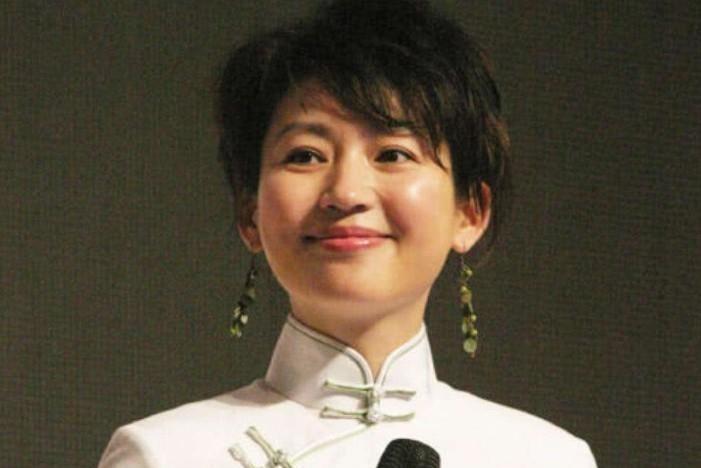 🌞1996年，王小丫和大学老师吕成功结婚了。婚后，吕成功下海经商，王小丫前