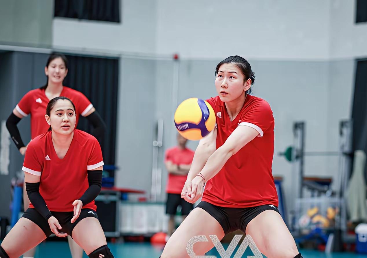 唐欣与杨舒茗谁在国家女排接应位置中胜出？中国女排香山训练视频中可以看出，赵勇教