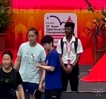 她穿着那件紫色队服，已经连续14天没换过。不是因为喜欢，也不是因为迷信。是怕
