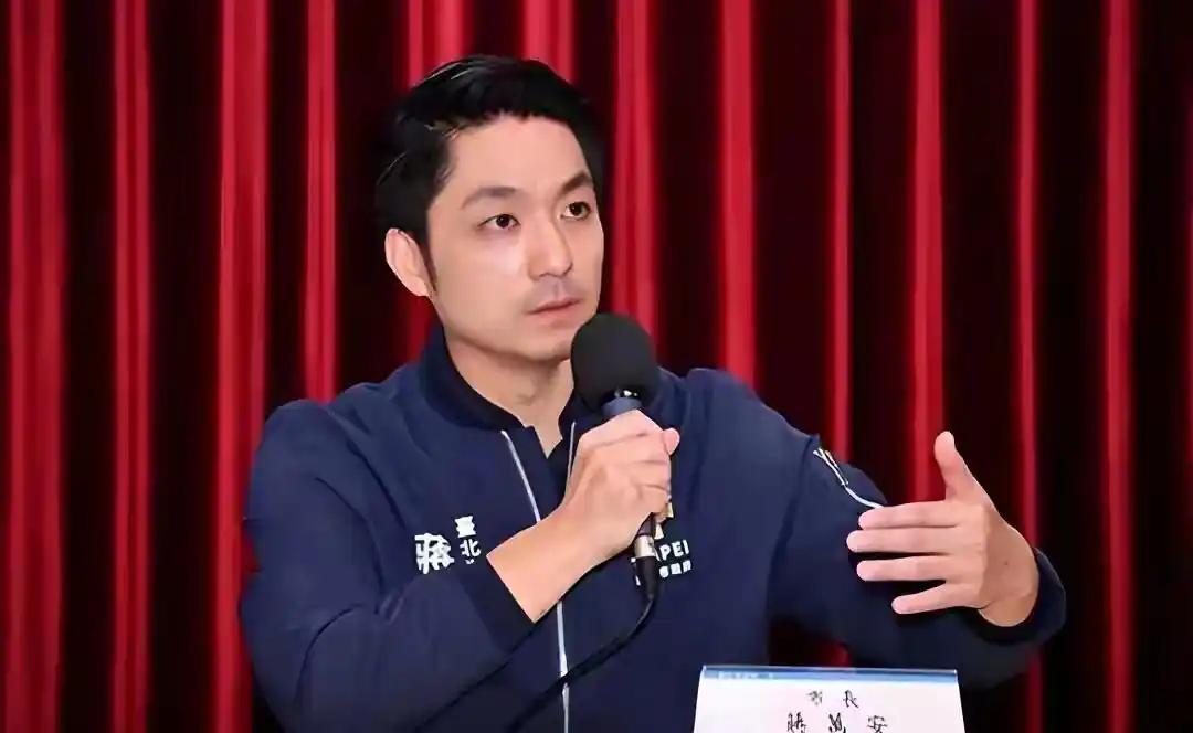 两蒋的棺材在台湾放了五十多年还没入土，蒋家后人想自费迁回大陆安葬，可蒋万安这个当