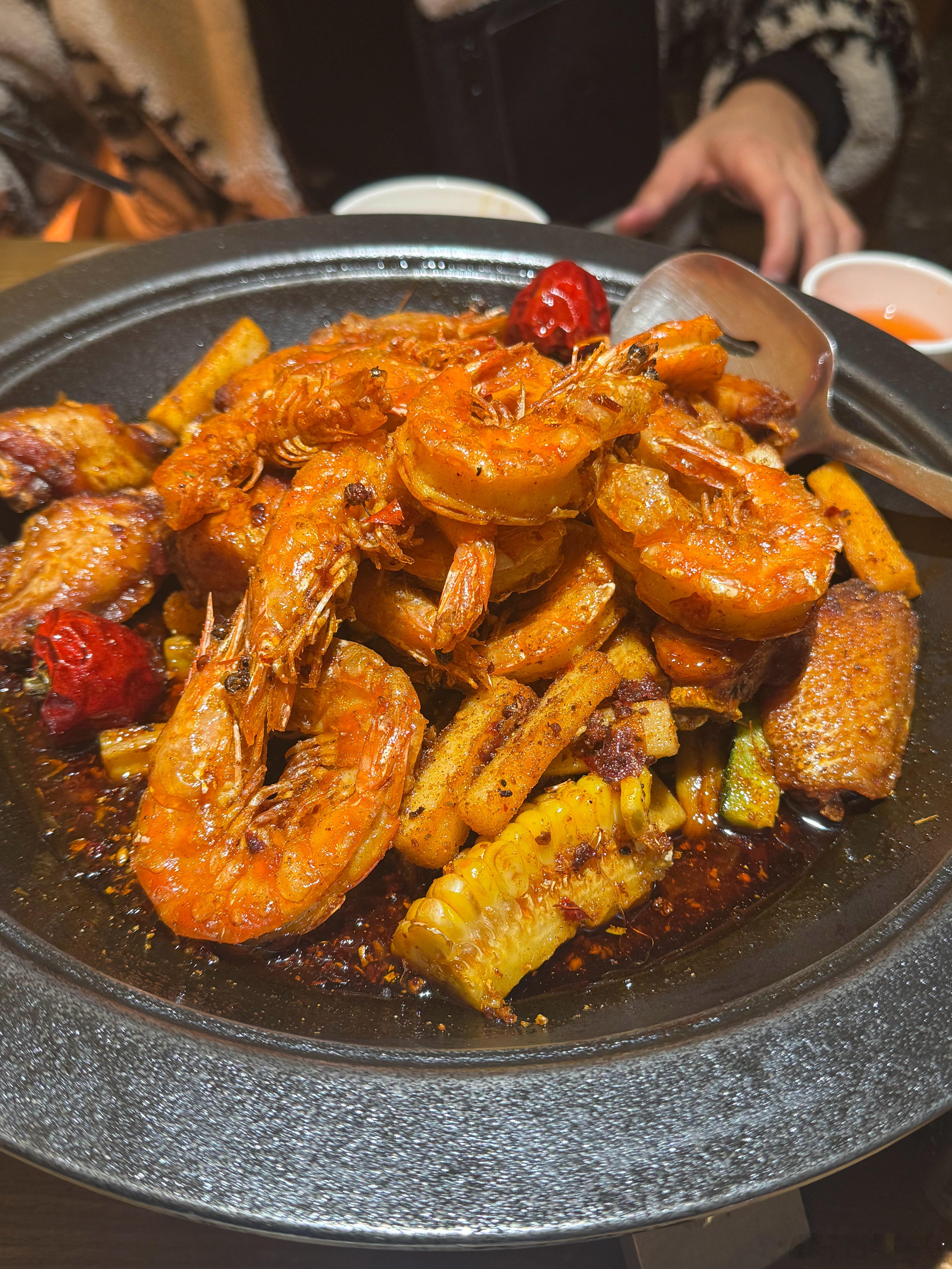 之前分享过的干锅鸡中翅和虾，当时觉得味挺好，为什么再吃就觉得一般了？中途服务员来