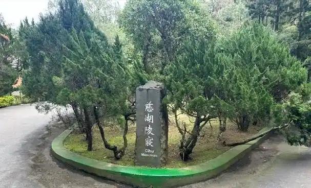 两蒋灵柩现状：台湾不想要，亲人懒得管，“台独”分子泼油漆泄愤。蒋介石当年带着儿子