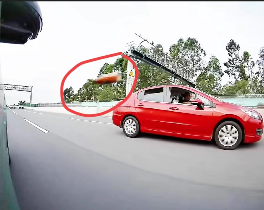 广东，小米yu7车主发视频吐槽:高速上被道具（也就是饮料瓶、红牛铁皮罐之类的东西