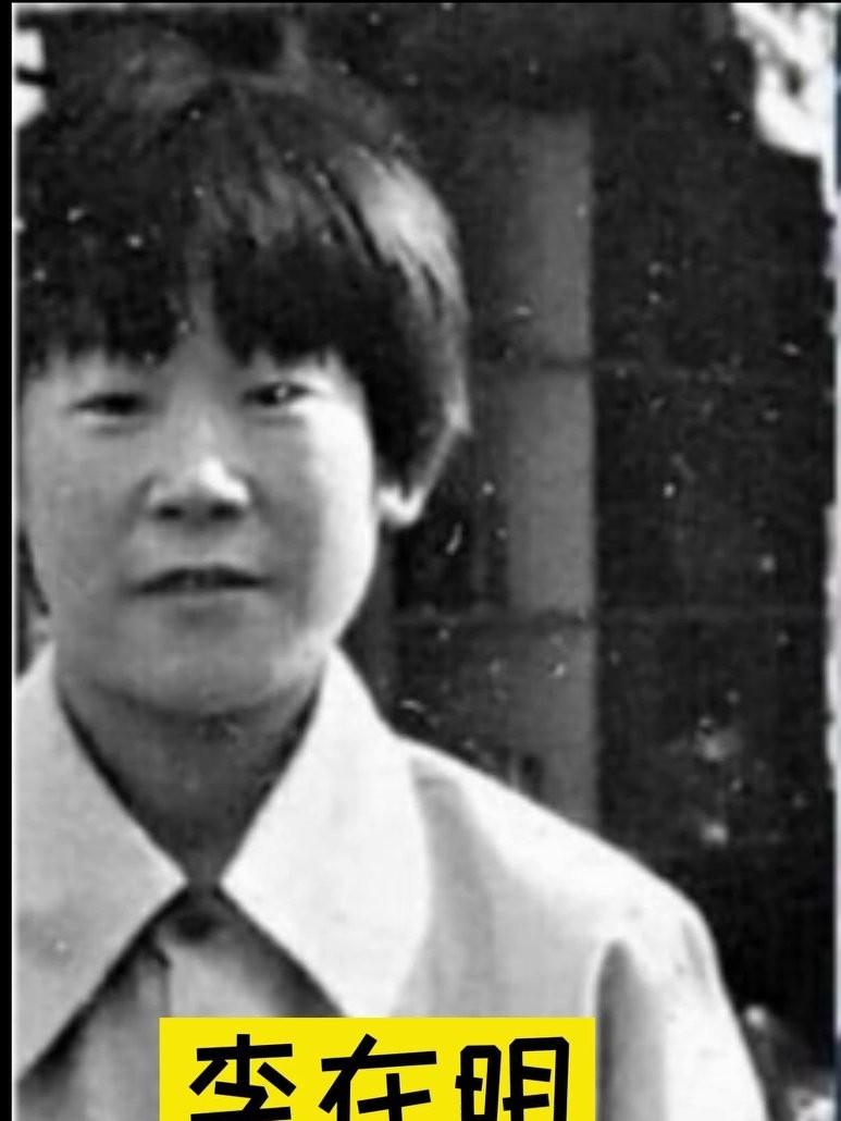 李在明小时候看起来就是一个土娃，后来的他越长越有书卷气了，现在的他儒雅十足，男大