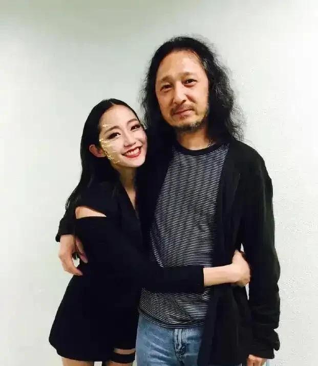 万千惠对她老公才华和能力，是那种崇拜到骨子里的，自然就自带滤镜。这个男人是她理