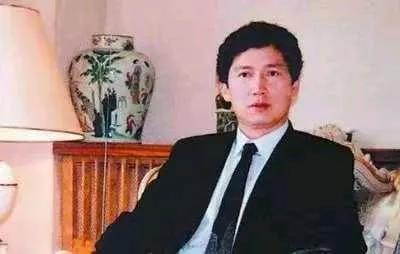 23岁的孔令侃，与40岁的白兰花，在床上相拥而眠，情欲过后，白兰花突然坐在