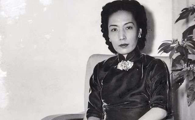 杜月笙痴爱孟小冬整整30年，62岁与她成婚，临终遗言让她泪崩