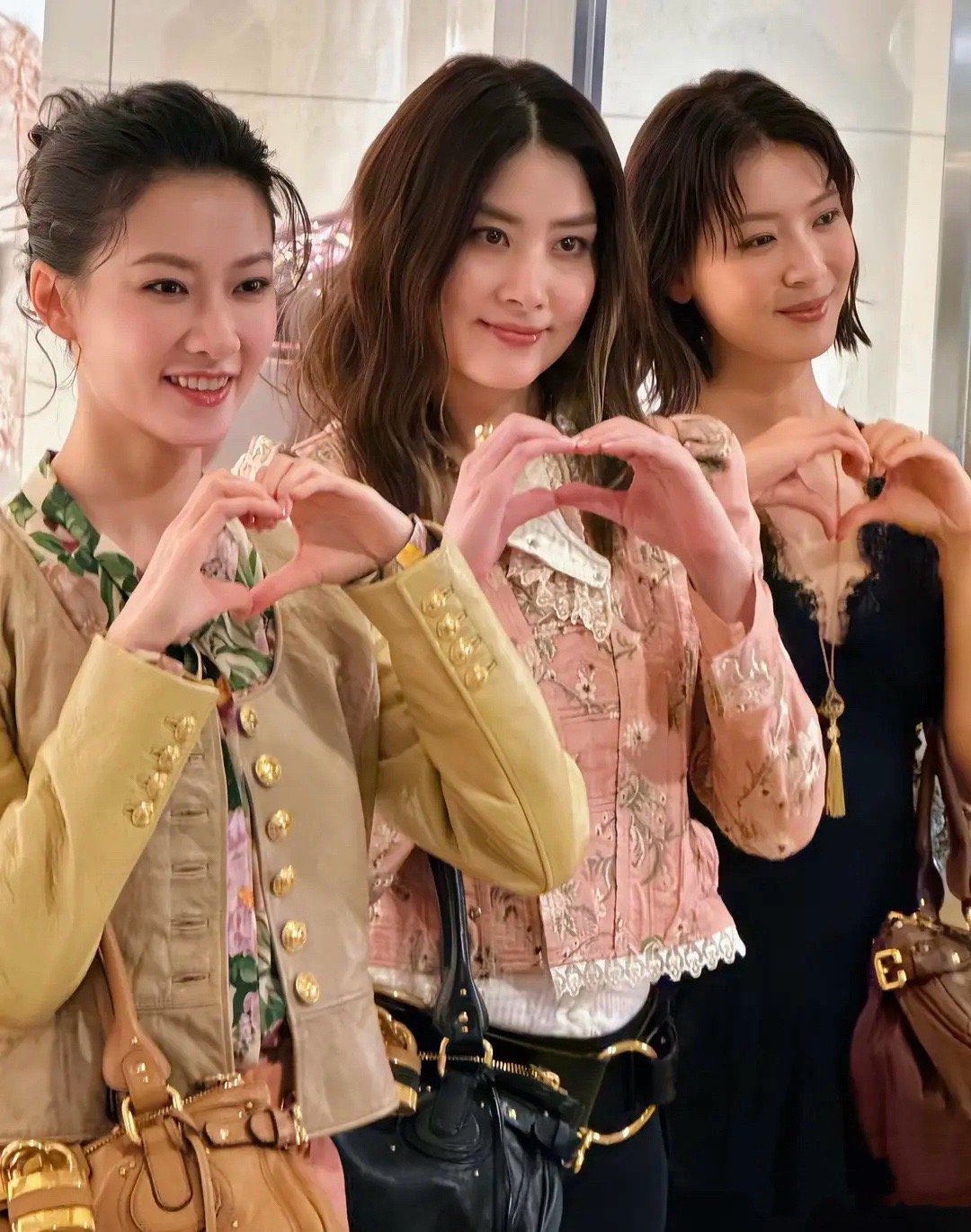 陈慧琳和比她小20几岁的女艺人站一起，好像也没什么太大年龄辈分差​​​