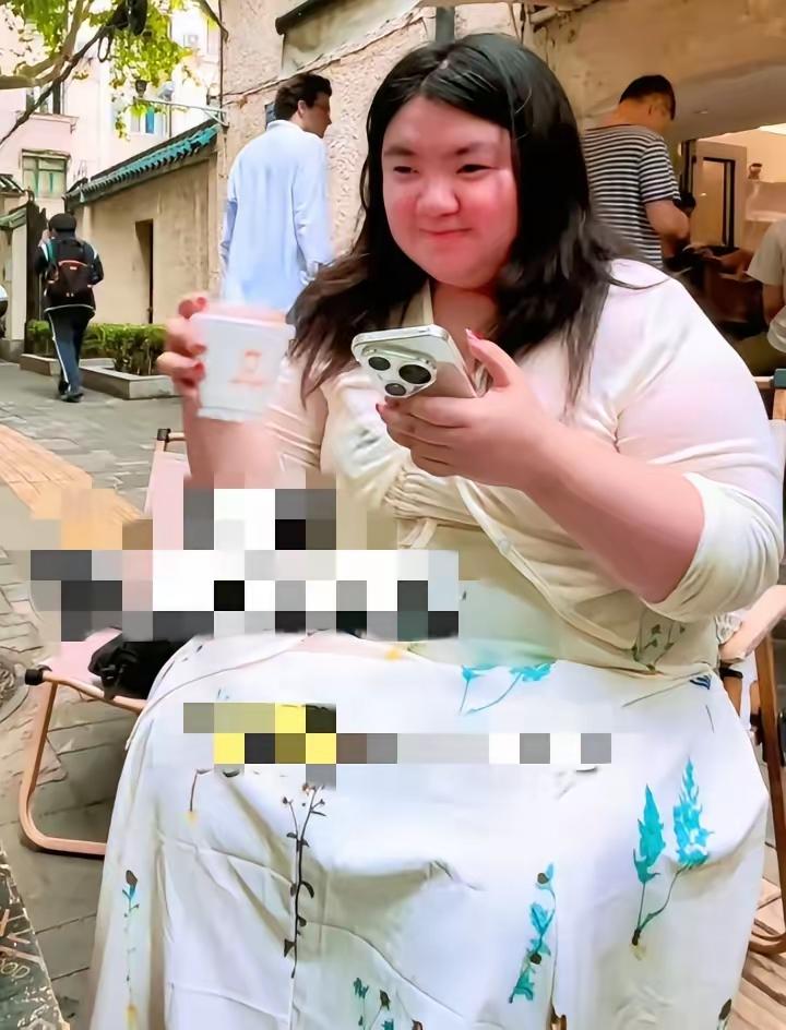 呃……她在星二代里，算是极为普通的一位了。虽说颜值不尽人意，但人家的生活，
