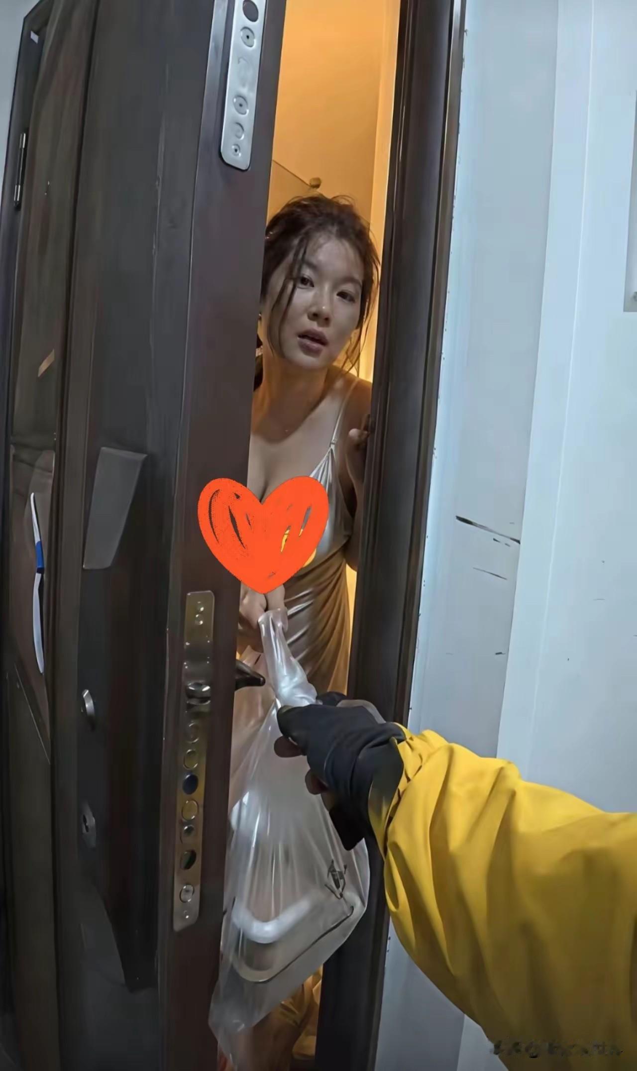 凌晨外卖，这情形，这装扮，这神情，不简单啊！阴雨天外卖超时街头外卖员夜间外卖