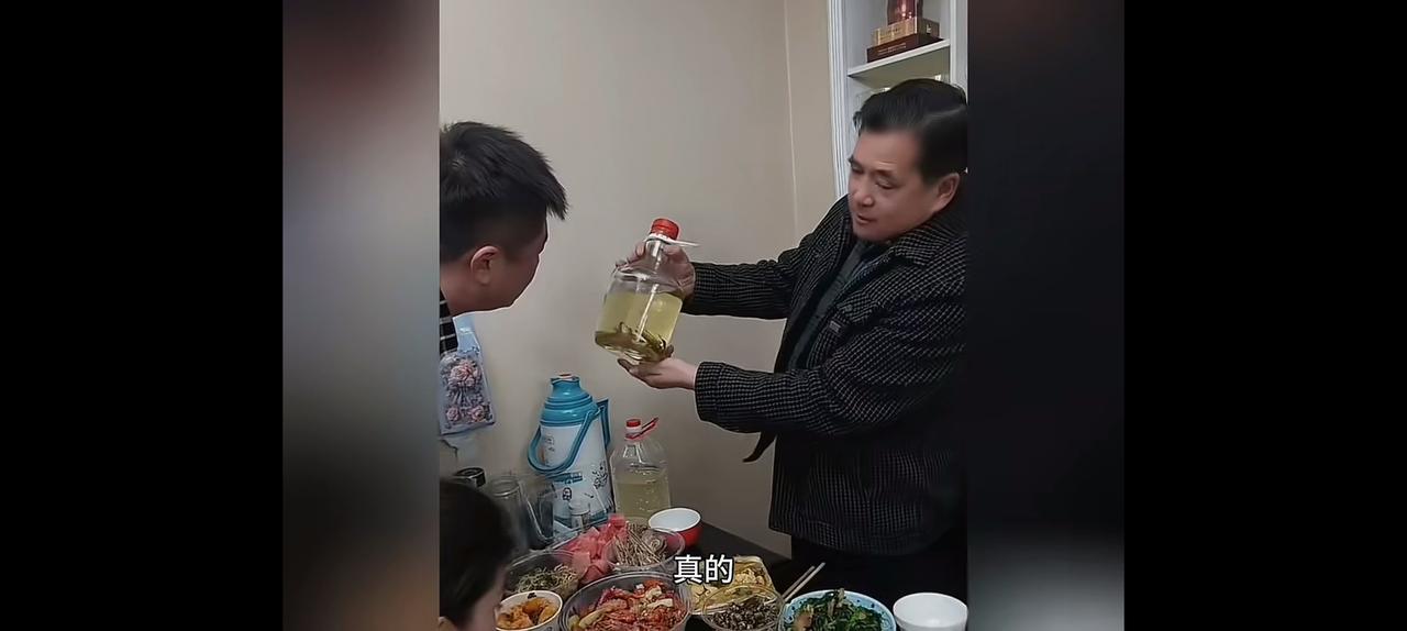 每次家里盛大聚会，爸爸都会把他珍藏的海马酒拿出来。给大家助助兴。女儿心里纳闷，这