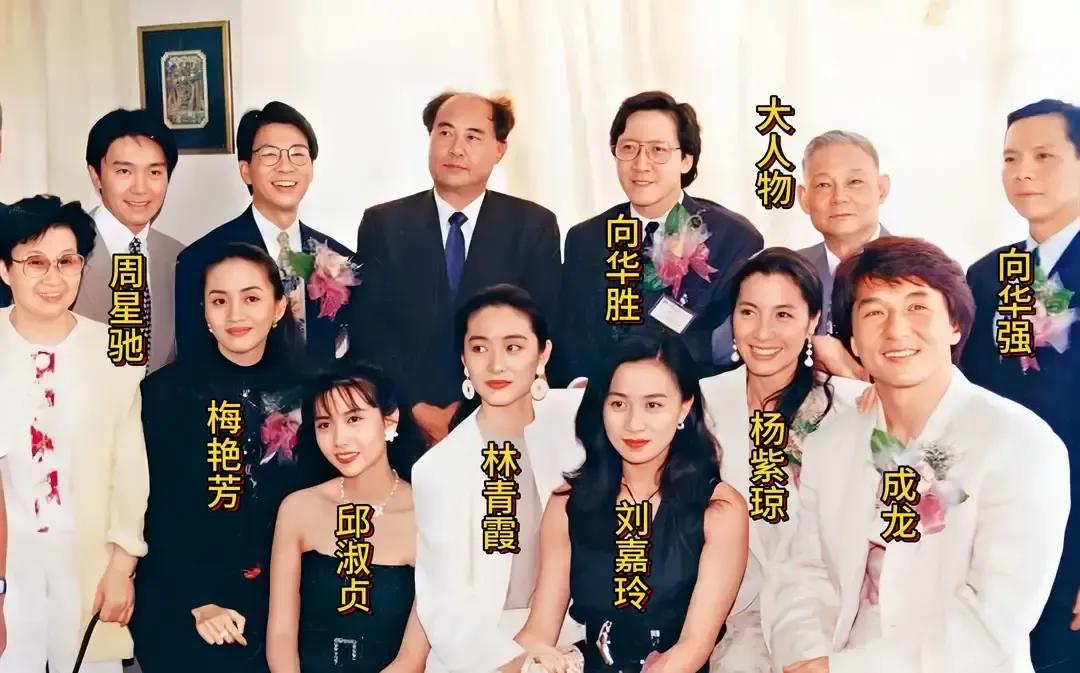 九十年代香港电影圈的那些大佬照片又火了。照片里是向华强、向华胜兄弟，旁边站着周