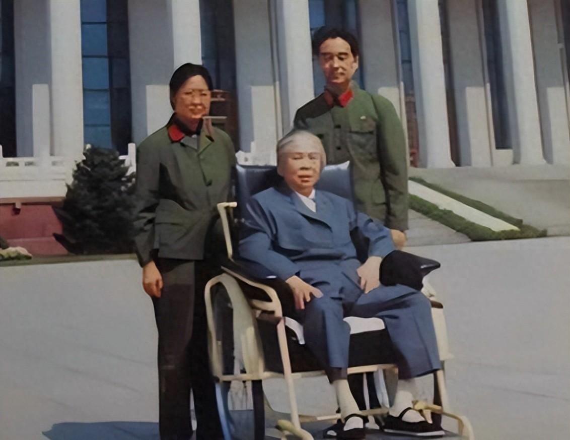 1975年孔令华将孔东梅带到上海，语重心长叮嘱她：等主席百年后一定要好好照顾贺子