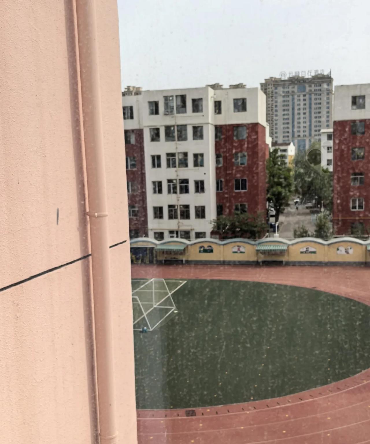 我今天差点被学生家长投诉了，放学回到家里还心有余悸，一直忐忑不安。临近退