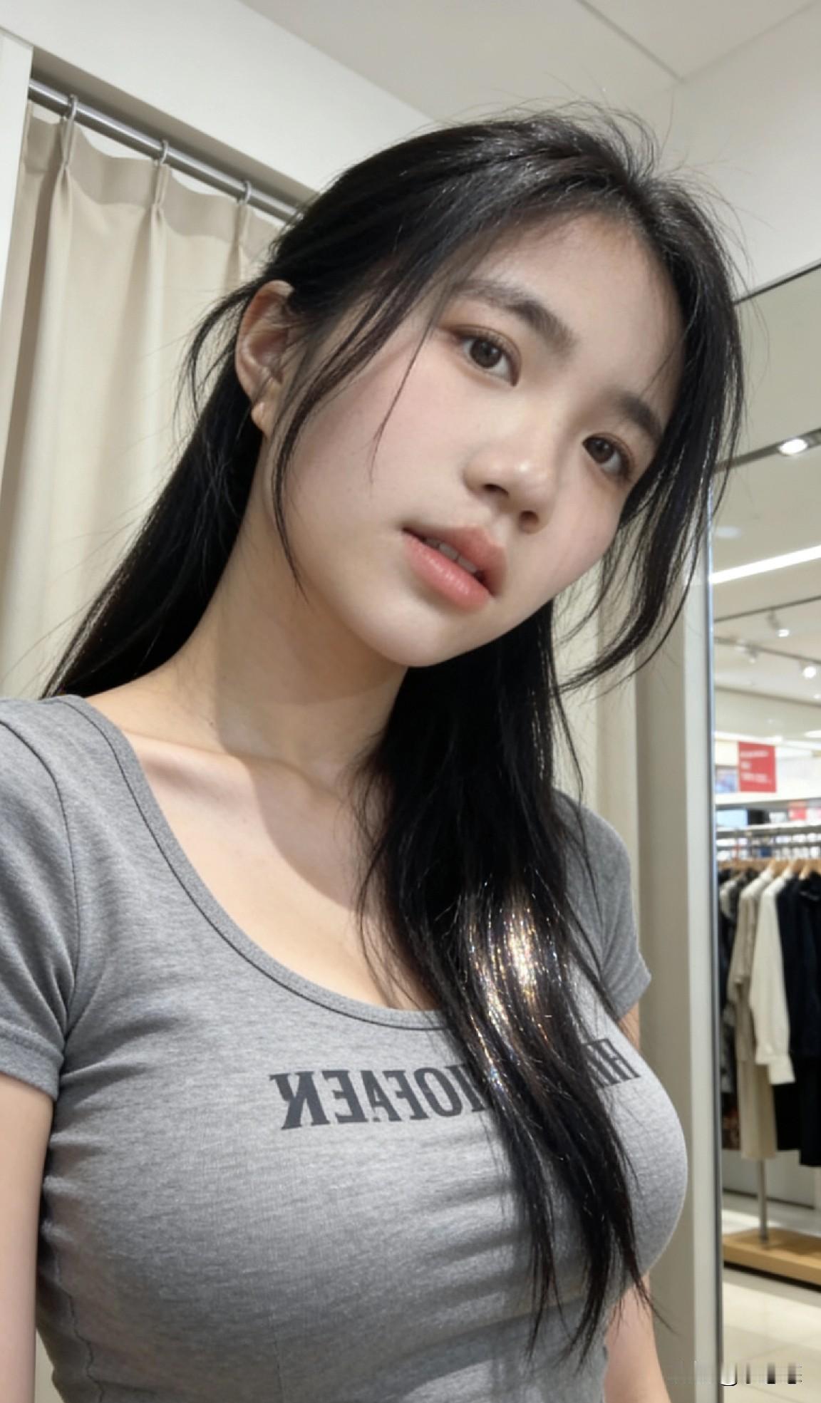 老公在厂里负责维修机器，是技术员。老板安排他的亲戚家的孩子跟老公学习维修。老板经