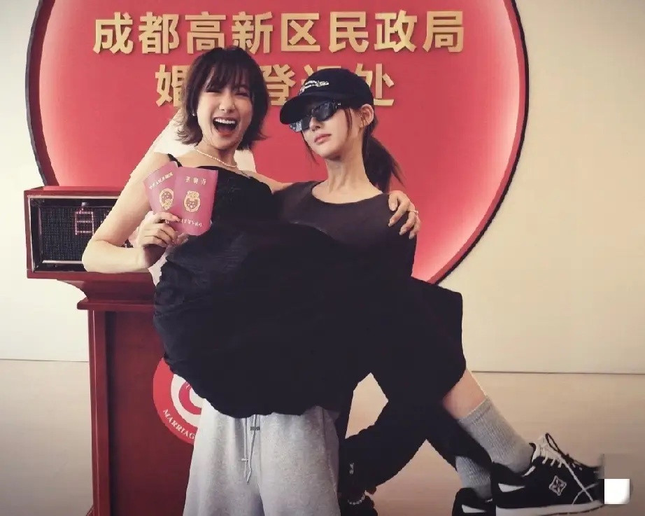 刚看照片还以为赵露思结婚了，她和闺蜜魏笑一起在民政局举着结婚证合照，原来是她闺蜜